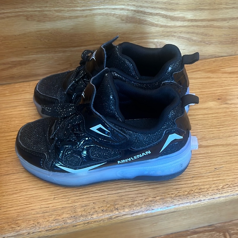 Wheely sneakers. Size 33 (size 2) kids. Good condition